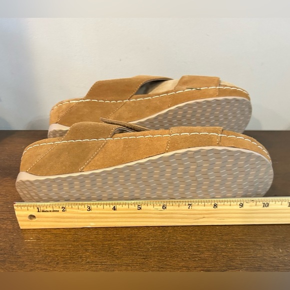 David Tate Women's Laurel Wedge Sandal Tan Suede 10 Wide New without tags or box - Picture 7 of 9